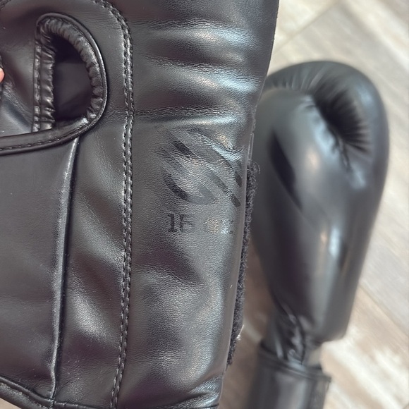 Sanabul 16oz Boxing Gloves - Picture 8 of 10